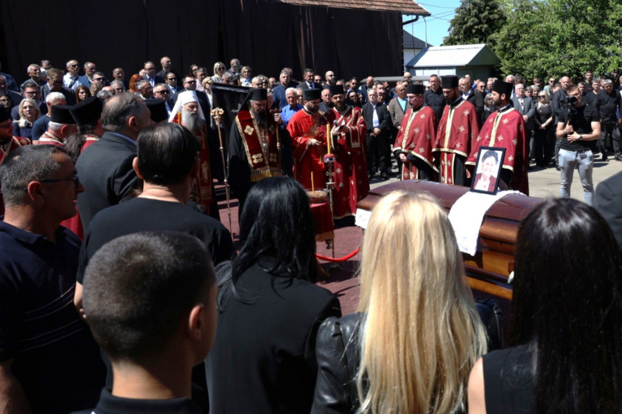 TUGA I TIŠINA KOJI GOVORE VIŠE OD REČI: Patrijarh Porfirije služio opelo Miri Dodik na porodičnom groblju u Mrčevcima