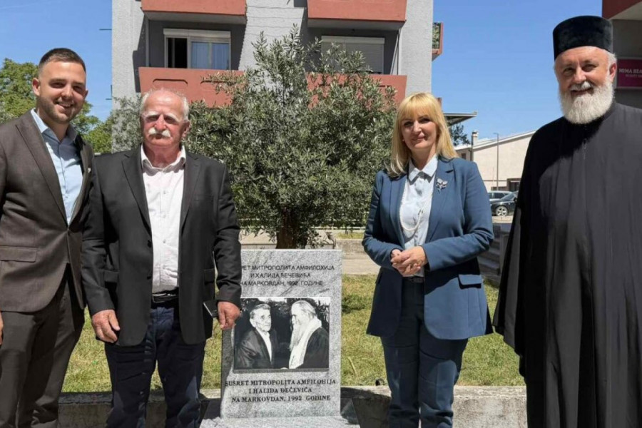 OTKRIVENA SPOMEN PLOČA POSVEĆENA ZAJEDNIŠTVU I SUŽIVORI PRAVOSLAVACA I MUSLIMANA: Podgorica dobila novo, jedinstveno obeležje