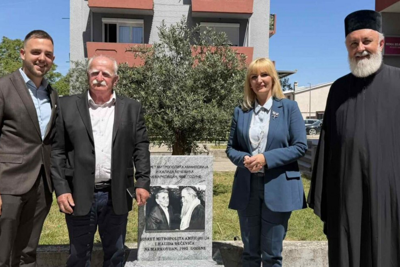 OTKRIVENA SPOMEN PLOČA POSVEĆENA ZAJEDNIŠTVU PRAVOSLAVACA I MUSLIMANA: Podgorica dobila novo, jedinstveno obeležje