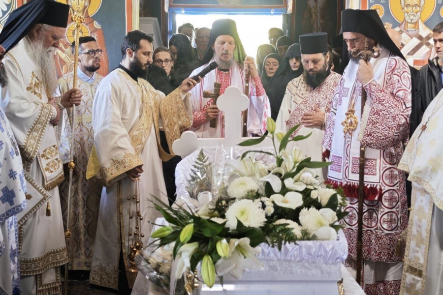 POTRESNE SLIKE I REČI NA SAHRANI MALOG JOVANA KNEŽEVIĆA: Trojica mitropolita služila opelo sinu sveštenika Ostoje (FOTO)