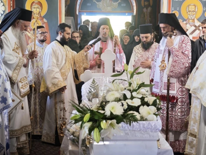 POTRESNE SLIKE I REČI NA SAHRANI MALOG JOVANA KNEŽEVIĆA: Trojica mitropolita služila opelo sinu sveštenika Ostoje (FOTO)