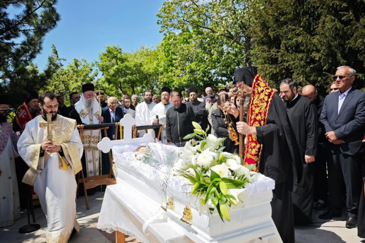 “PLAČE CELA ZEMLJA, PLAČE PORODICA KNEŽEVIĆ, A IMA I ZA KIM!”: Potresna beseda mitropolita Joanikija na sahrani malog anđela Jovana (VIDEO)