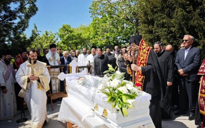 “PLAČE CELA ZEMLJA, PLAČE PORODICA KNEŽEVIĆ, A IMA I ZA KIM!”: Potresna beseda mitropolita Joanikija na sahrani malog anđela Jovana (VIDEO)