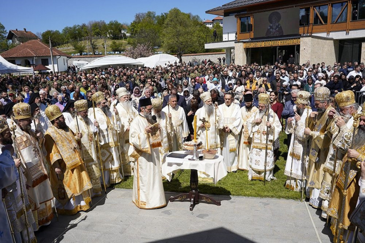 KAO DA SE CELA SRBIJA SLILA DANAS U LELIĆ: Veliko sabranje predvodili patrijarh i 15 vladika (FOTO)