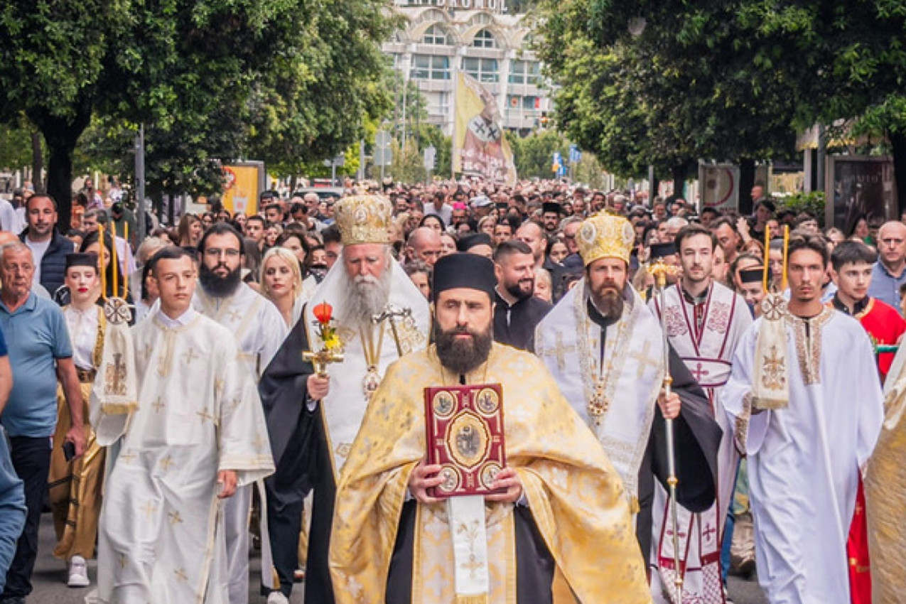 MARKOVDANSKA LITIJA OKUPILA HILJADE LJUDI U PODGORICI: Mošti Svetog Simeona Dajbabskog prenete ulicama grada (FOTO)
