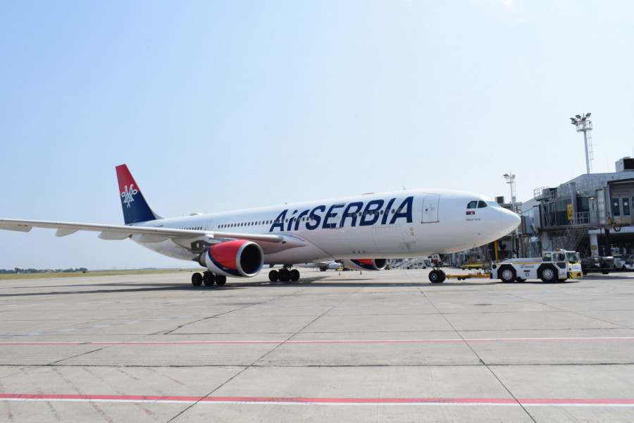 BEOGRAD SVEČANO DOČEKAO DUHOVNO BLAGO IZ HILANDARA: Na Aerodromu “Nikola Tesla” stigle najveće srpske svetinje sa Svete gore