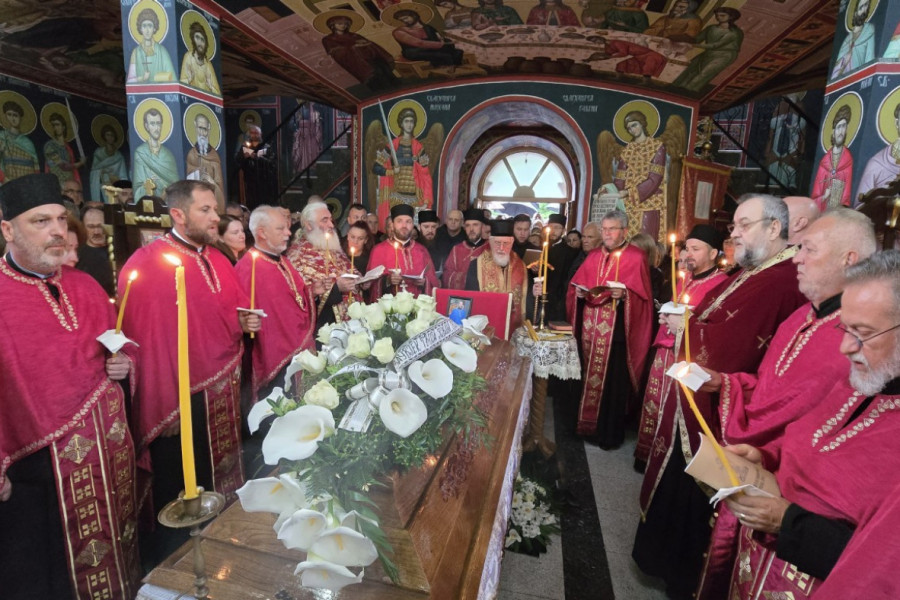 NEĆEMO ZABORAVITI OVO OPRELO, I TO DA ŠKOLSKOG DRUGA PRVOGA ŠALJEMO U BOŽJE NARUČJE: Potresne reči jeromonaha Nikolaja na sahrani mladog sveštenika Bogdana