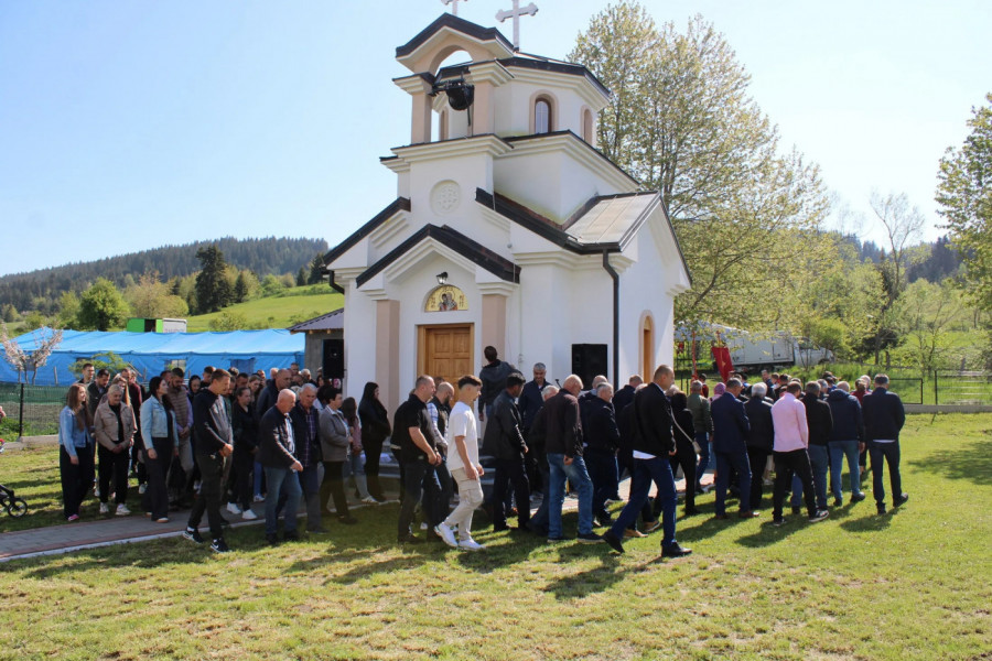 ZA MANJE OD TRI GODINE PODIGLI CRKVU U MALOM SELU KOD PLJEVALJA: Vladika Atanasije osveštao hram Svetih Kirila i Metodija i sabrao vernike na prvoj liturgiji