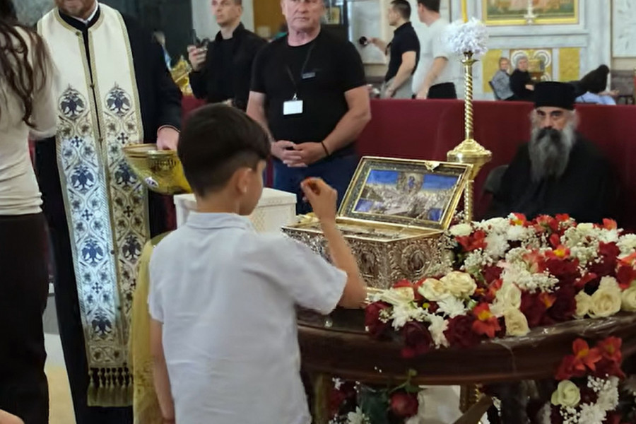 ZBOG NEPREGLEDNIH REDOVA VERNIKA: POJAS PRESVETE BOGORODICE OSTAJE DUŽE U BEOGRADU: Evo do kada će svetinja biti u Hramu Svetog Save