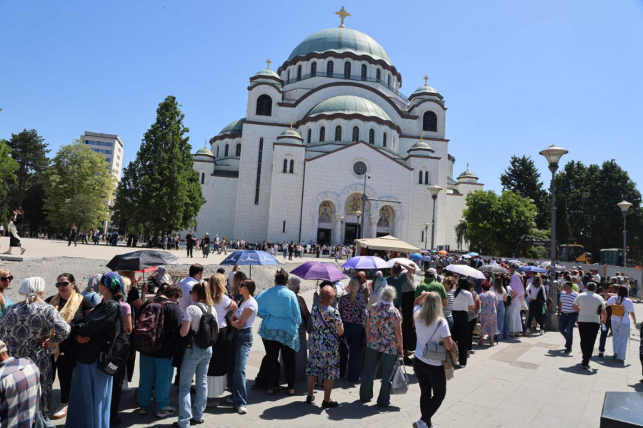 DA LI ĆE OSVEŠTANIH TRAKICA IZNAD POJASA PRESVETE BOGORODICE BITI DOVOLJNO ZA SVE? Redovi ispred Hrama Svetog Save i danas nepregledni
