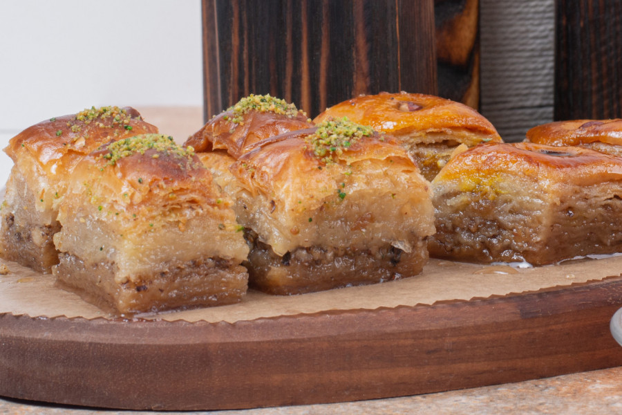 NAJBOLJA BAJRAMSKA BAKLAVA PO STARINSKOM RECEPTU: Sočna domaća poslastica koja se pamti dugo nakon praznika