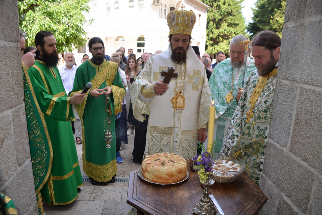 KAD SE NEBO SPUSTI NA OSTROG: Hramovna slava okupila vernike u velikoj svetinji