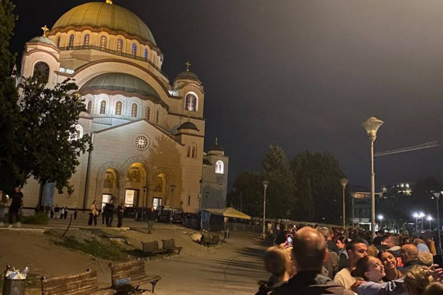 ČUDO IZNAD HRAMA SVETOG SAVE PRED ODLAZAK SVETINJE! Tačno u 3 sata njih troje su se pojavili na krstu - LJUDI GLEDAJU I NE VERUJU! (VIDEO)