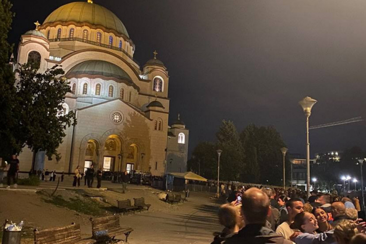 ČUDO IZNAD HRAMA SVETOG SAVE PRED ODLAZAK SVETINJE! Tačno u 3 sata njih troje su se pojavili na krstu - LJUDI GLEDAJU I NE VERUJU! (VIDEO)