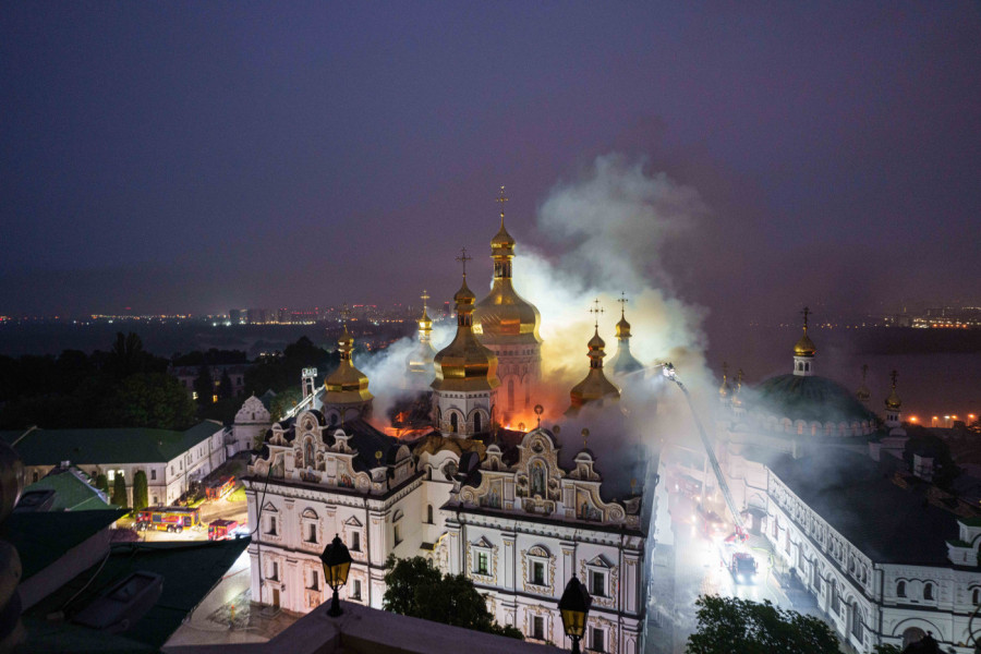 GORI KIJEVSKO-PEČERSKA LAVRA! Tužne slike iz Ukrajine - U plamenu jedna od najznačajnijih verskih pravoslavnih svetinja u svetu! (FOTO, VIDEO)
