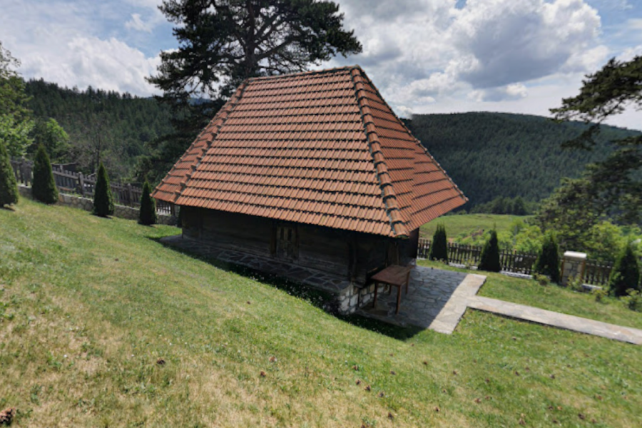 OVA SRPSKA CRKVA SAGRAĐENA JE ZA JEDNU NOĆ, BEZ IJEDNOG EKSERA I DRŽI SE VEĆ 200 GODINA! Dosta ljudi pored nje samo prođe, a nema ni predstavu da ima gotovo mitski značaj! (FOTO)