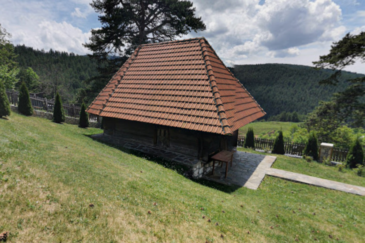 OVA SRPSKA CRKVA SAGRAĐENA JE ZA JEDNU NOĆ, BEZ IJEDNOG EKSERA I DRŽI SE VEĆ 200 GODINA! Dosta ljudi pored nje samo prođe, a nema ni predstavu da ima gotovo mitski značaj! (FOTO)