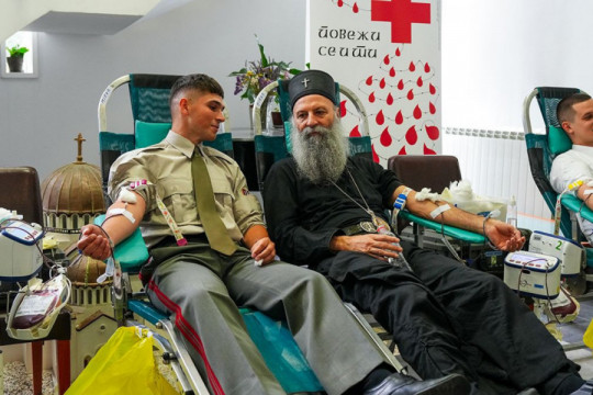 VELIKI PRIMER ČOVEKOLJUBLJA NA PETROVDAN: Patrijarh Porfirije darovao krv i uputio poziv vernicima (FOTO)