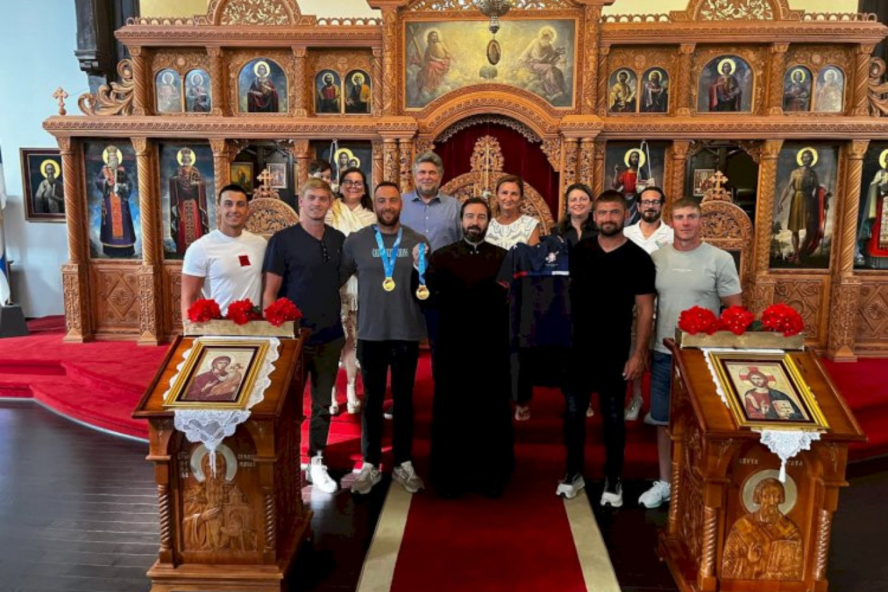 SRPSKI ŠAMPIONI SVOJU ZLATNU MEDALJU DARIVALI CRKVI I BOGU: Reprezentativci poklonili i dres svešteniku Vladimiru Vraniću (FOTO)