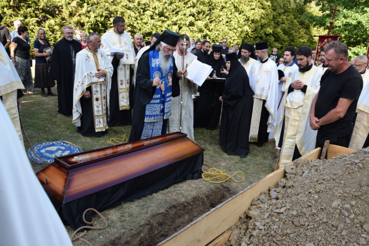 "GOSPOD JU JE POZVAO KADA JE BILA NAJSPREMNIJA": Vladika Jovan služio opelo monahinji Tekli koja je još kao devojčica napustila sve i otišla u manastir