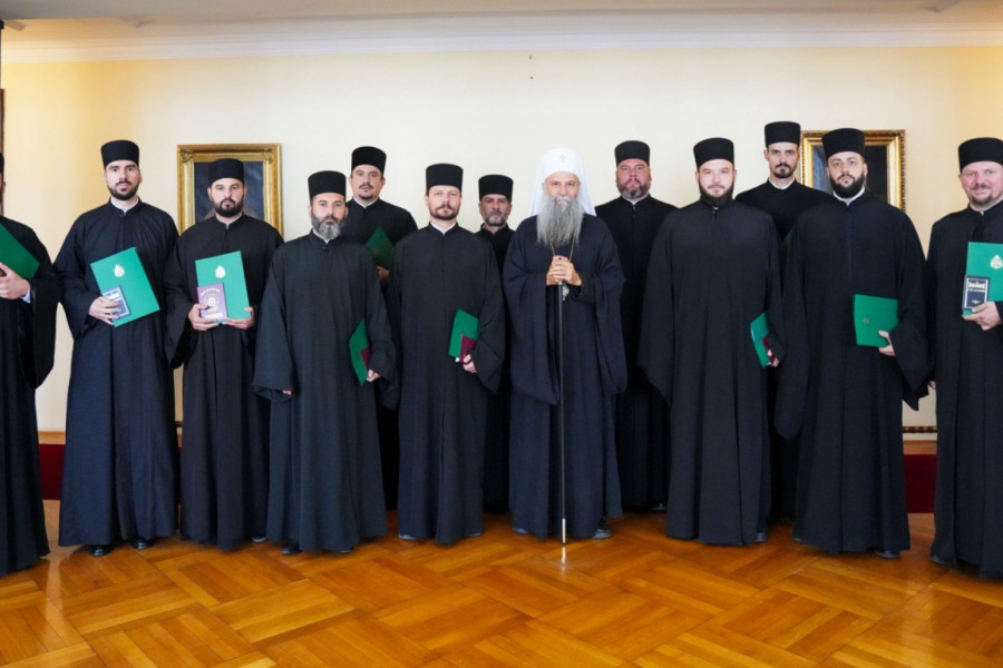 OVO SU NOVI BEOGRADSKI SVEŠTENICI I ĐAKONI: Patrijarh Porfirije poslao važnu poruku novorukopoloženim kliricima pred početak službe