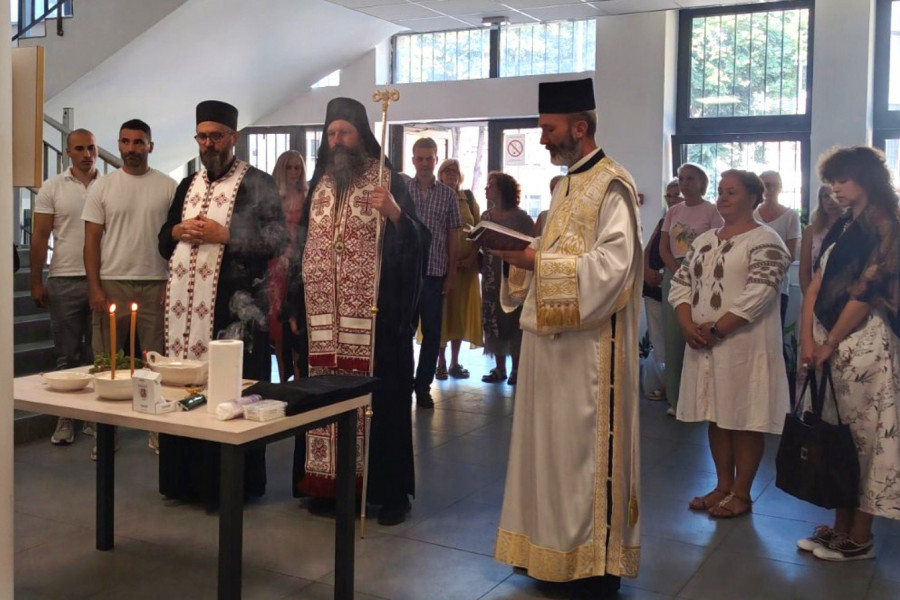 OSVEĆENA RENOVIRANA SPORTSKA GIMNAZIJA U BEOGRADU: Vladika Ilarion poručio da zdravlje tela mora pratiti i duhovni život