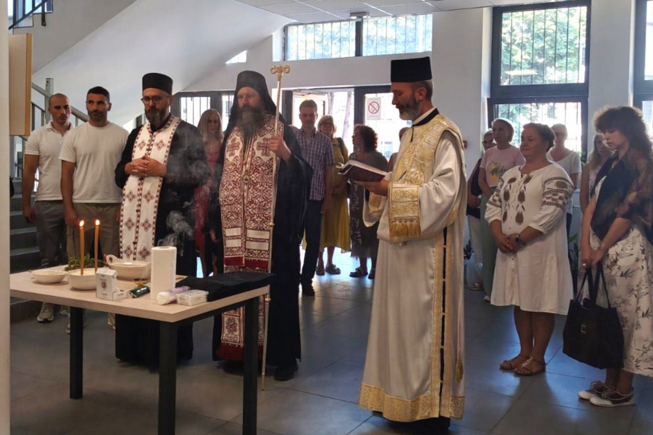 OSVEĆENA RENOVIRANA SPORTSKA GIMNAZIJA U BEOGRADU: Vladika Ilarion poručio da zdravlje tela mora pratiti i duhovni život