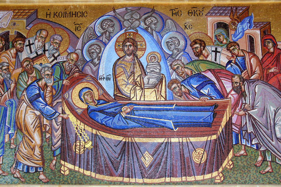 ZAŠTO APOSTOLI NA IKONI VELIKE GOSPOJINE LETE NA OBLACIMA: Jedan detalj otkriva neobičnu priču o poslednjim trenucima Bogorodice