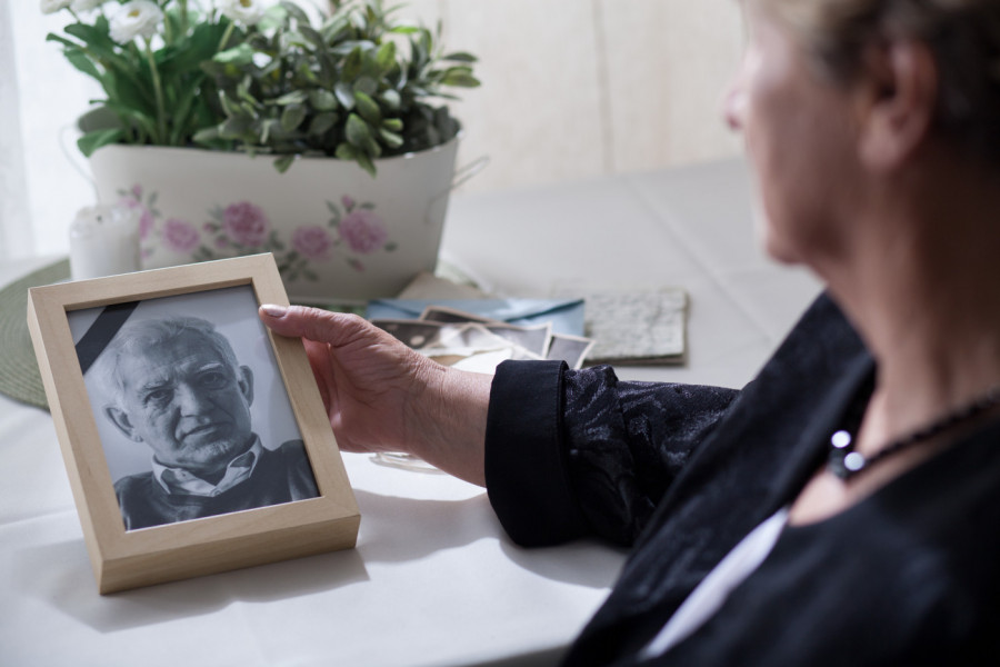 GDE U DOMU TREBA DA STOJI FOTOGRAFIJA POKOJNIKA: Otac Stefan upozorava da joj na jednom zidu nikako nije mesto
