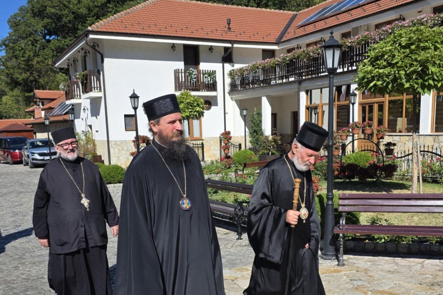 POSEBAN SUSRET U TUMANU: Vladike Ignatije i Sergije pred moštima svetih Zosima i Jakova