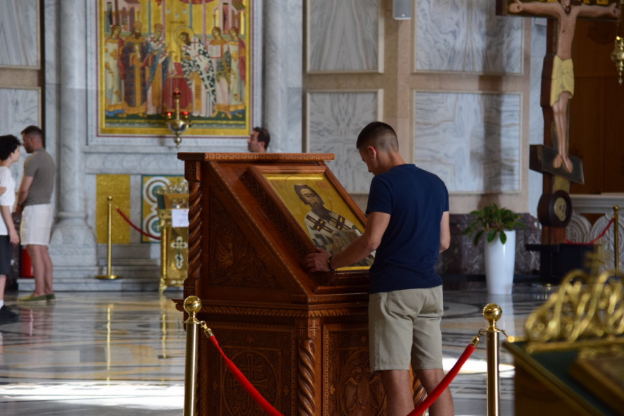 NIKAD OVAKO NE CELIVAJTE IKONU! Patrijarh Pavle o onome što mnogi vernici rade, a nije ni prikladno ni kulturno!