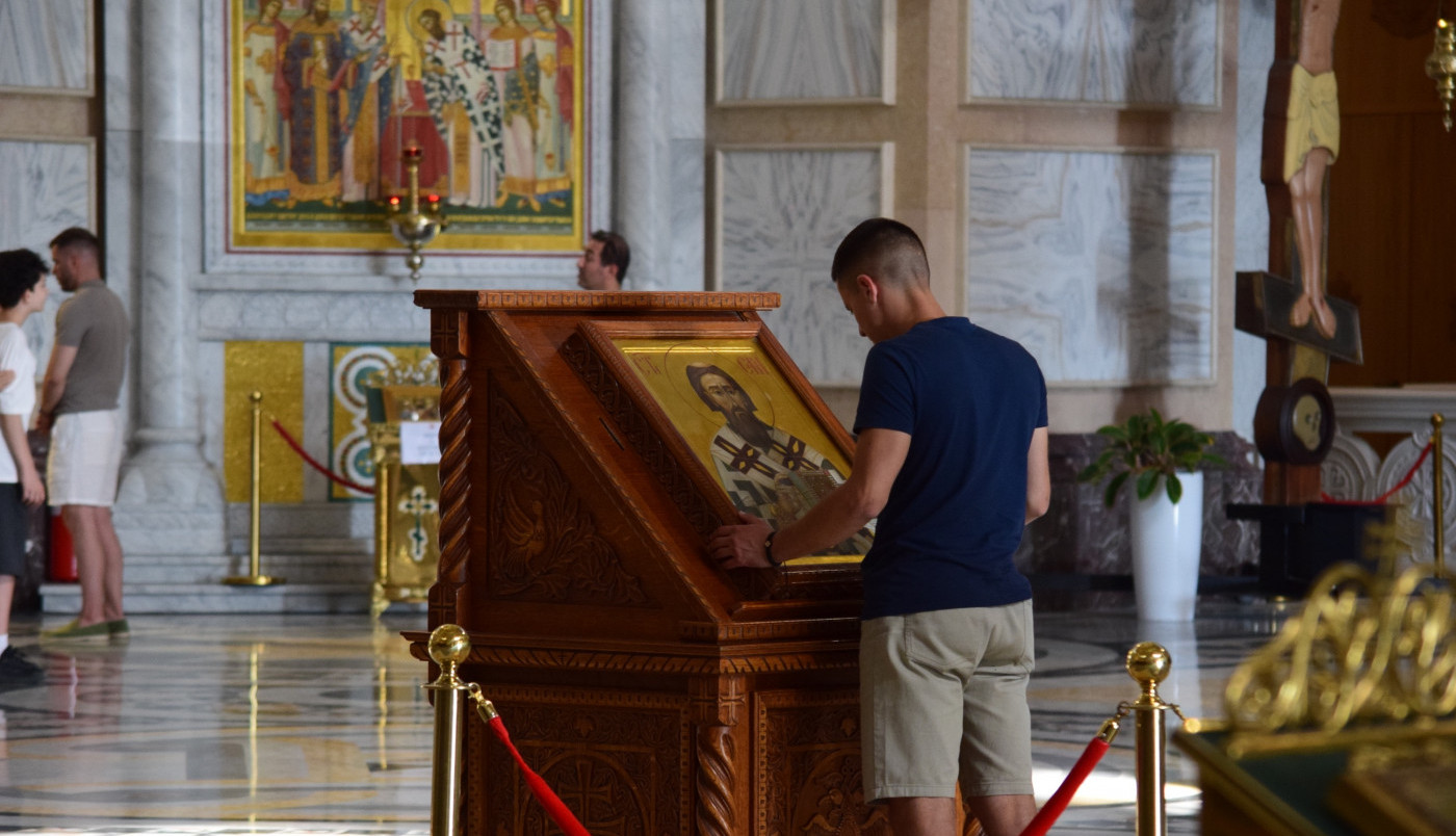 NIKAD OVAKO NE CELIVAJTE IKONU! Patrijarh Pavle o onome što mnogi vernici rade, a nije ni prikladno ni kulturno!