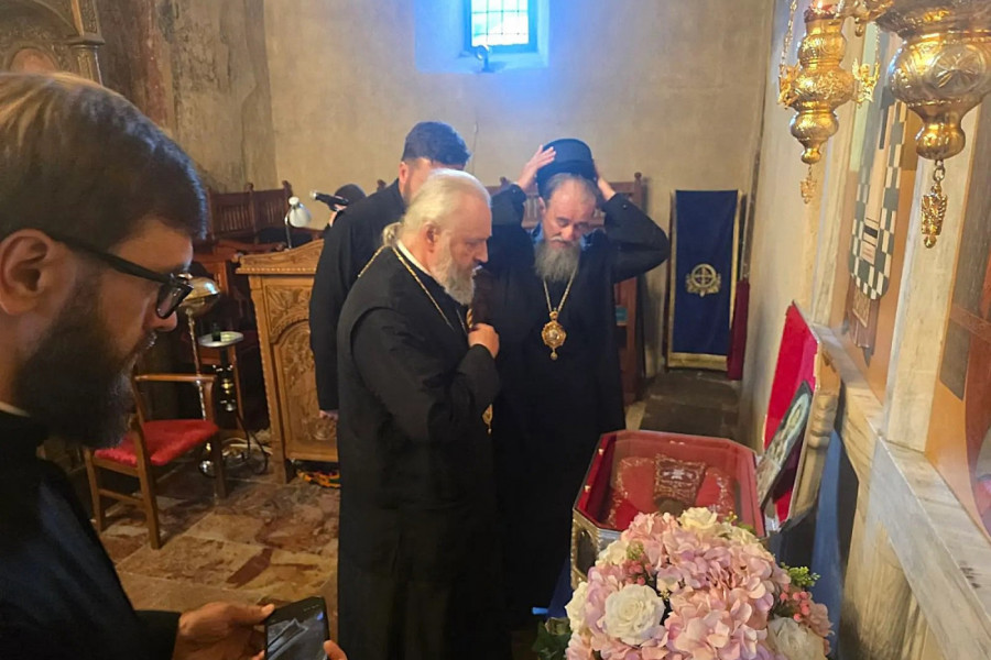 RUSKI VLADIKA POKLONIO SE LEVICI SVETOG SAVE: Mitropolit Aristarh na pokloničkom putovanju po Srbiji posetio Mileševu (FOTO)