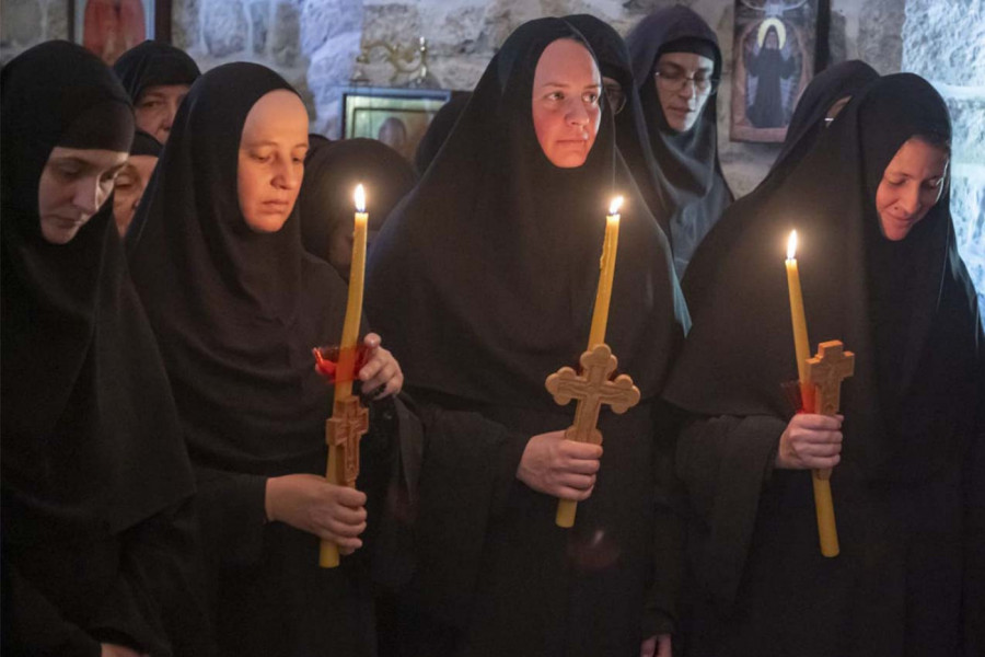 ISKUŠENICE BRANKA, TAMARA I ELENA DOBILE MONAŠKA IMENA PARASKEVA, JAKOVA I JEFIMIJA: Sestrintvo manastira u Brskutu dobilo nove monahinje! (FOTO)