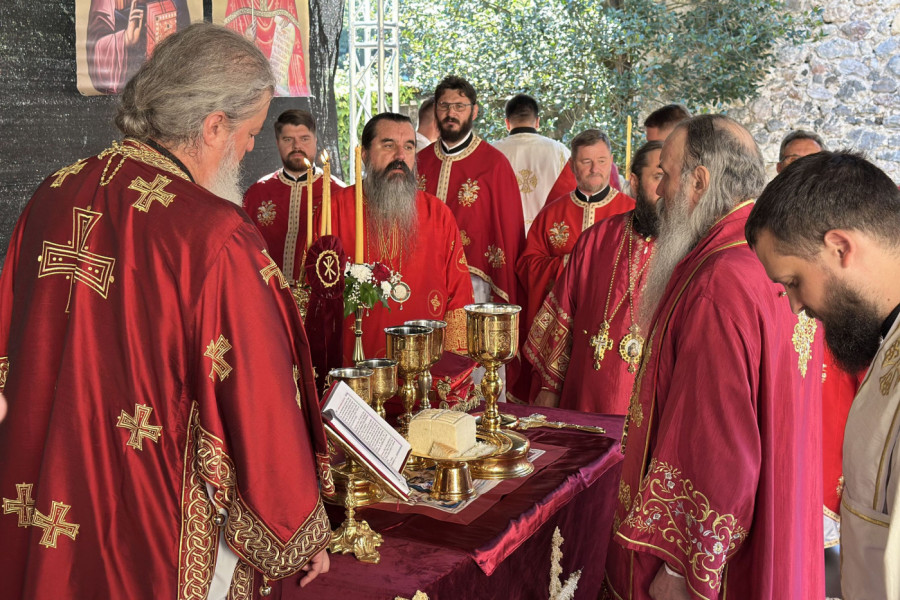 VELIKO CRKVENO-NARODNO SABRANJE KOD LOZNICE: U manastiru Tronoša svečano obeležen praznik Svetog Stefana Tronoškog! (FOTO, VIDEO)