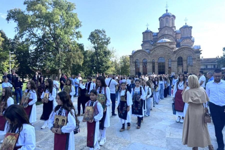 SUZE, MOLITVE I LITIJA OKUPILE GRAČANICU: Slavski kolač blagosiljan ispred zgrade Opštine (FOTO)