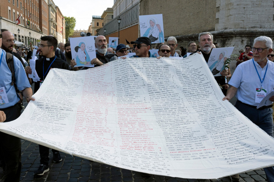 PROTESTI U VATIKANU: Sveštenici, monasi i monahinje izašli na ulice, evo šta traže (FOTO)
