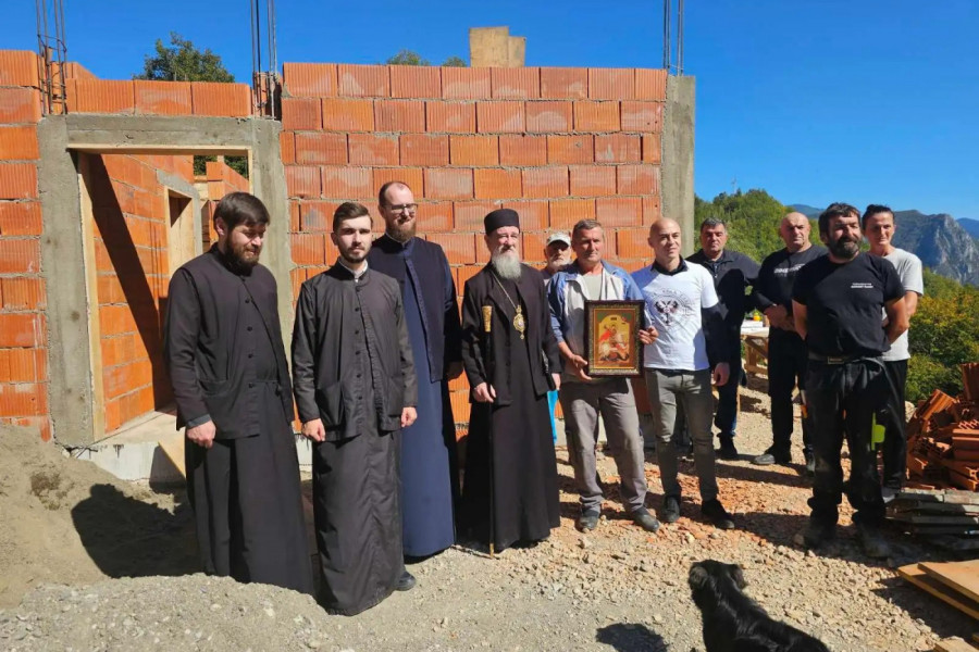MITROPOLIT ATANASIJE OBIŠAO PORODICU BOJOVIĆ NAKON POŽARA: Eparhija mileševska uručila pomoć pred zimu, a stigao i poseban dar (FOTO)