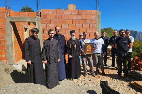 MITROPOLIT ATANASIJE OBIŠAO PORODICU BOJOVIĆ NAKON POŽARA: Eparhija mileševska uručila pomoć pred zimu, a stigao i poseban dar (FOTO)