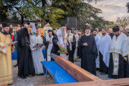 PODIŽE SE NOVI HRAM POSVEĆEN SVETOM VASILIJU OSTROŠKOM: Mitropolit Joanikije osveštao Časni krst buduće svetinje